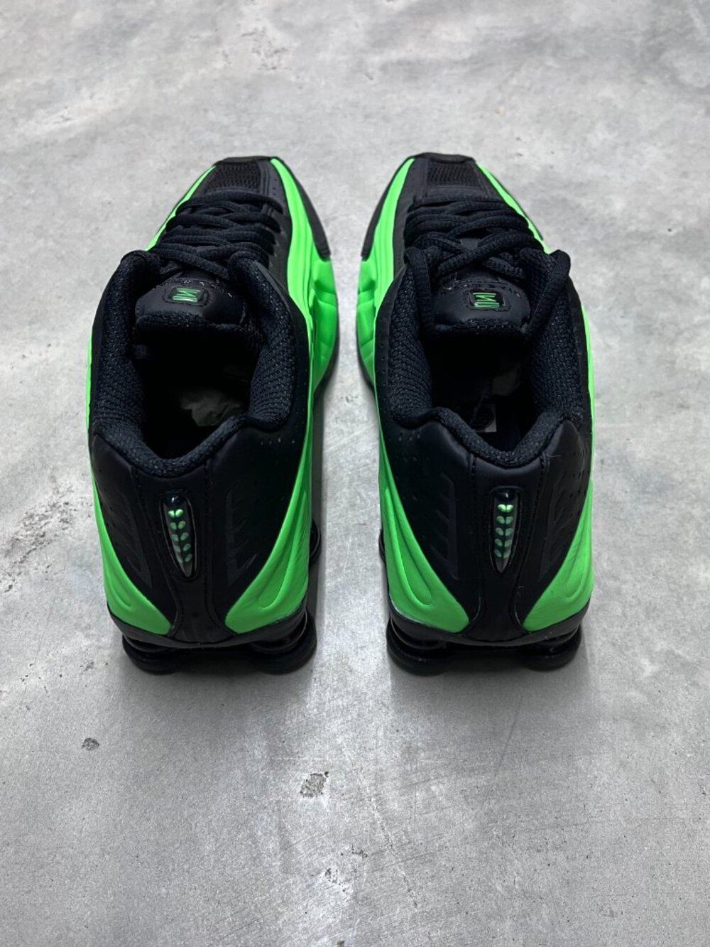 Nike Shox R4 Black Voltage Green Wmn's Size 9 AR3565 013 - New - Picture 2 of 7